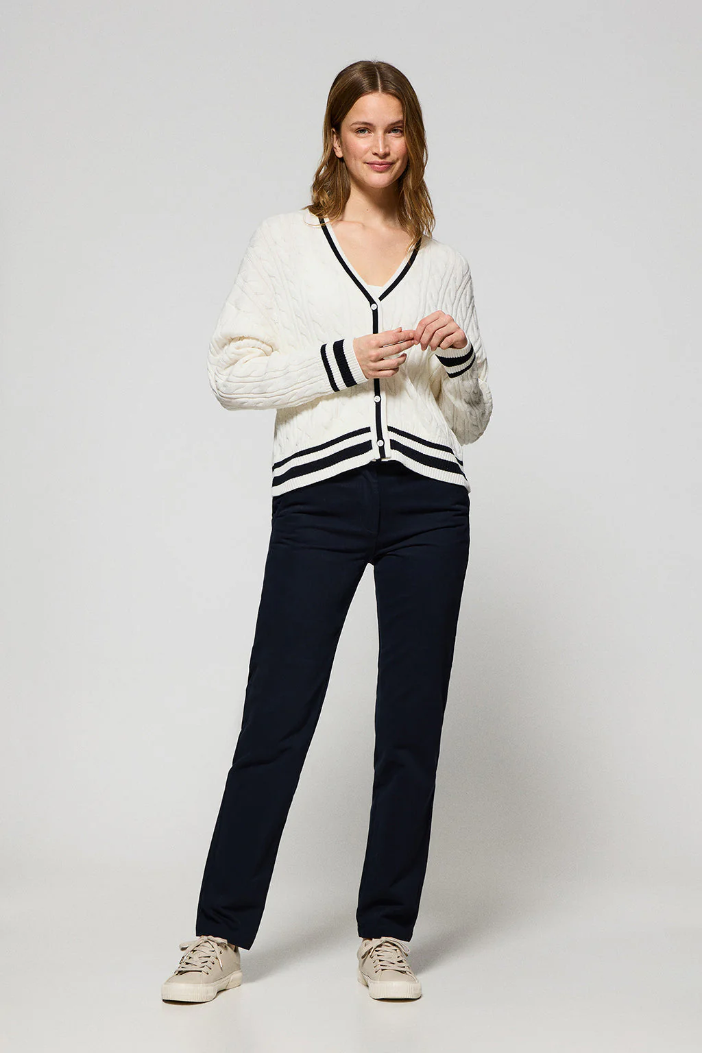 Cárdigan beige corto trenzado abotonado y parche náutico - Image 3