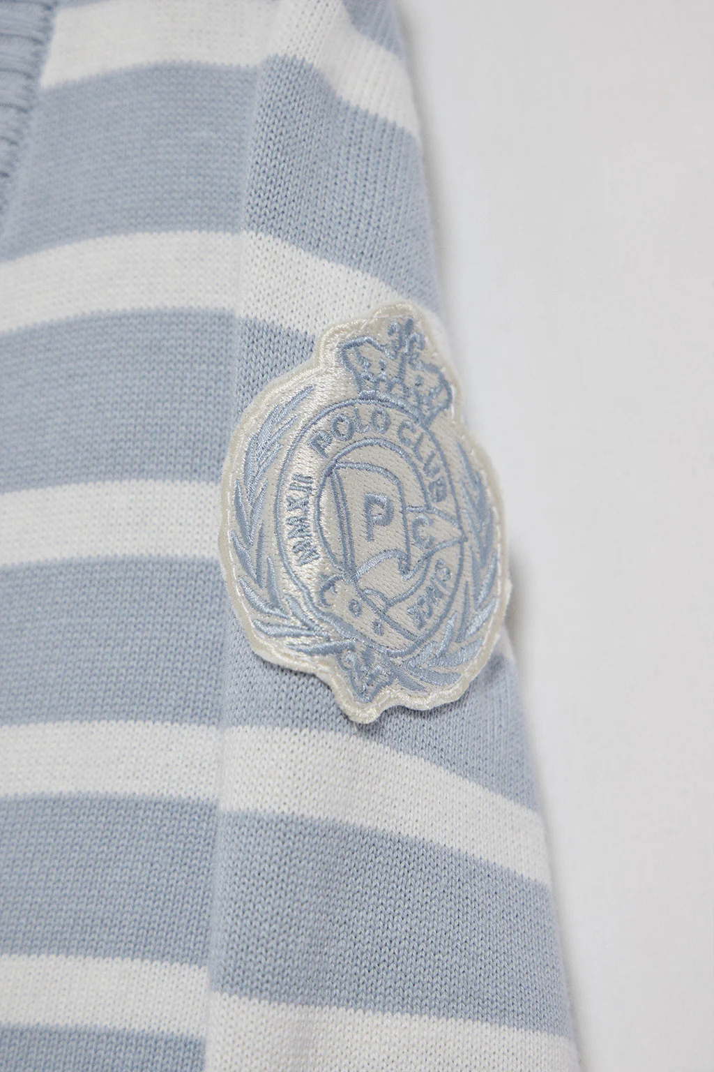 Cardigán azul claro de rayas con escudo náutico - Image 8