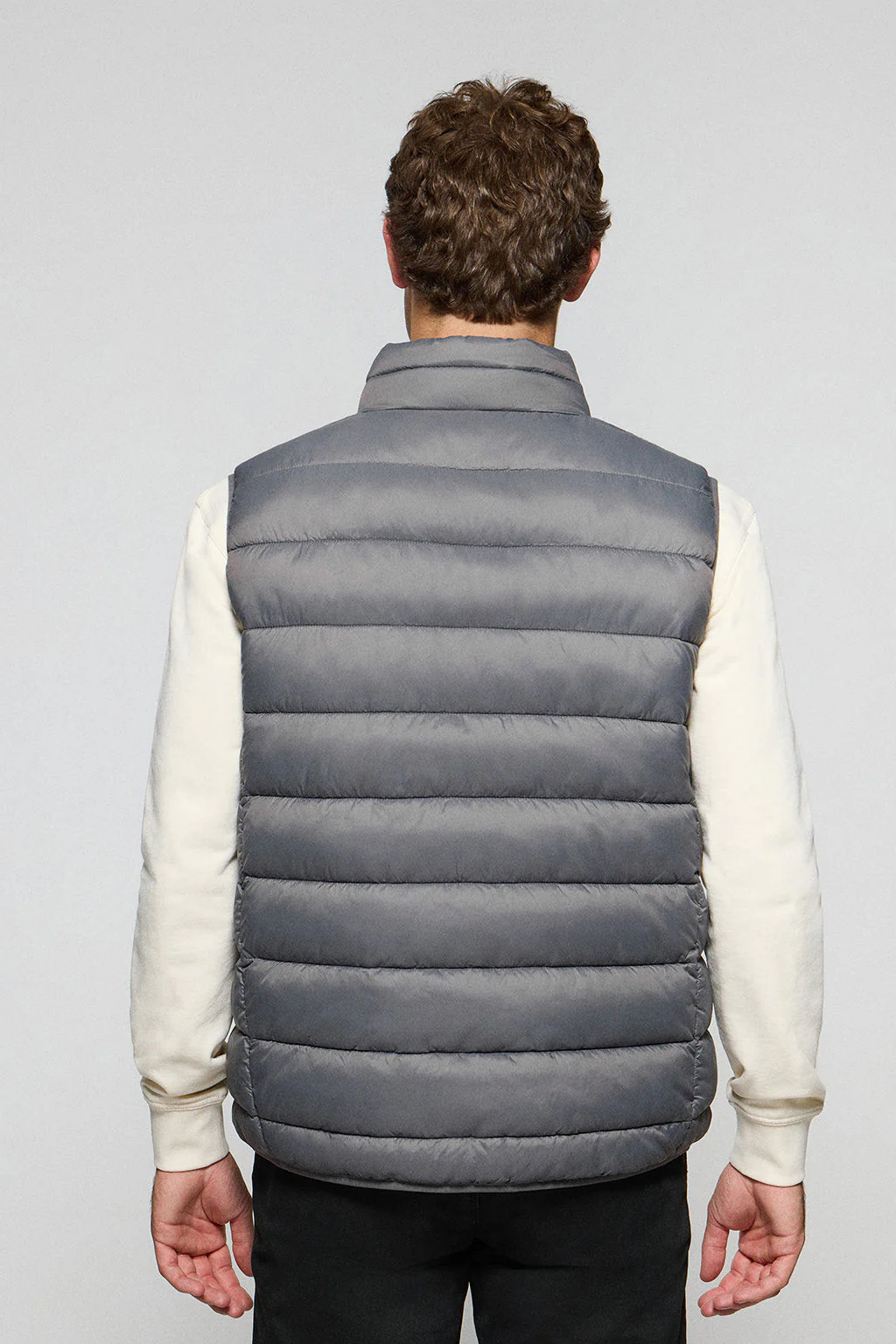 Chaleco Chase ultralight gris oscuro con parche Rigby Go - Image 4
