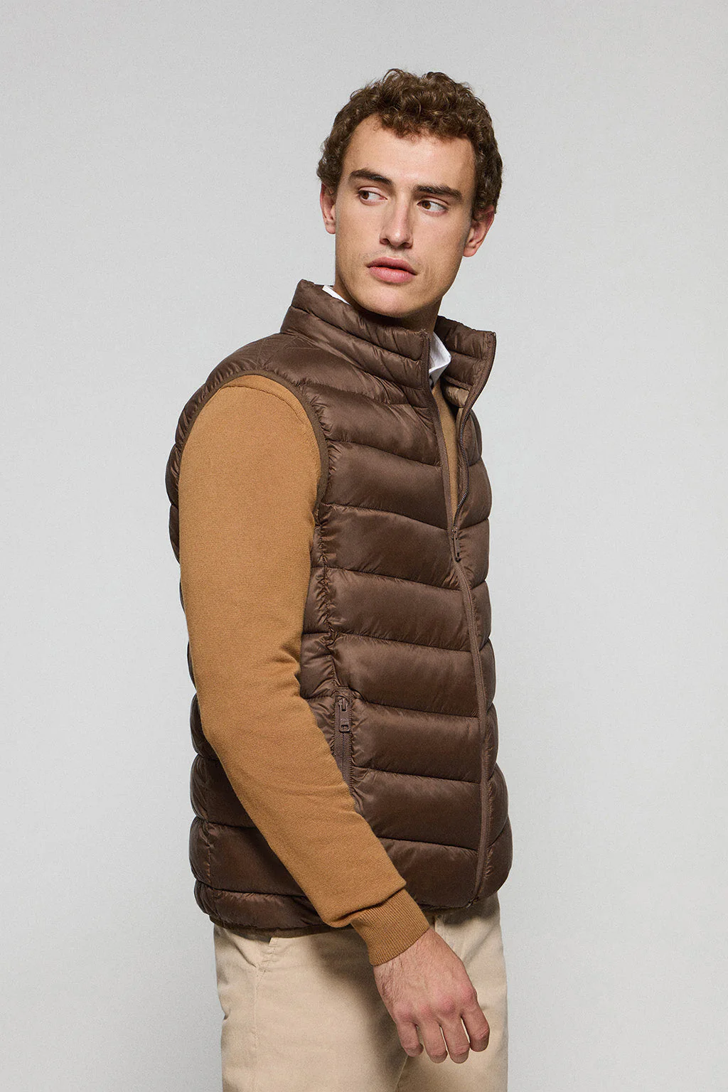 Chaleco Chase ultralight marrón con parche Rigby Go - Image 4