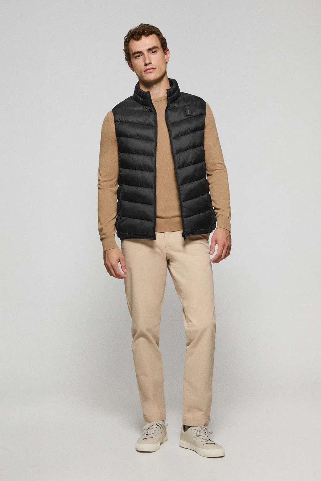 Chaleco Chase ultralight negro con parche Rigby Go - Image 3