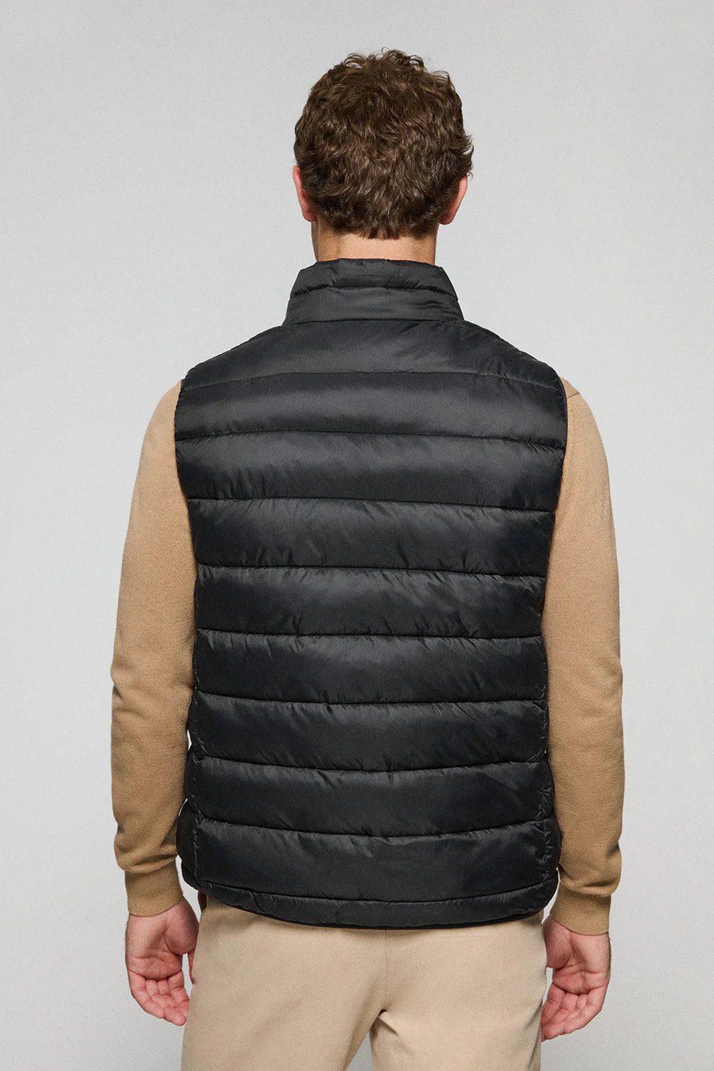 Chaleco Chase ultralight negro con parche Rigby Go - Image 5