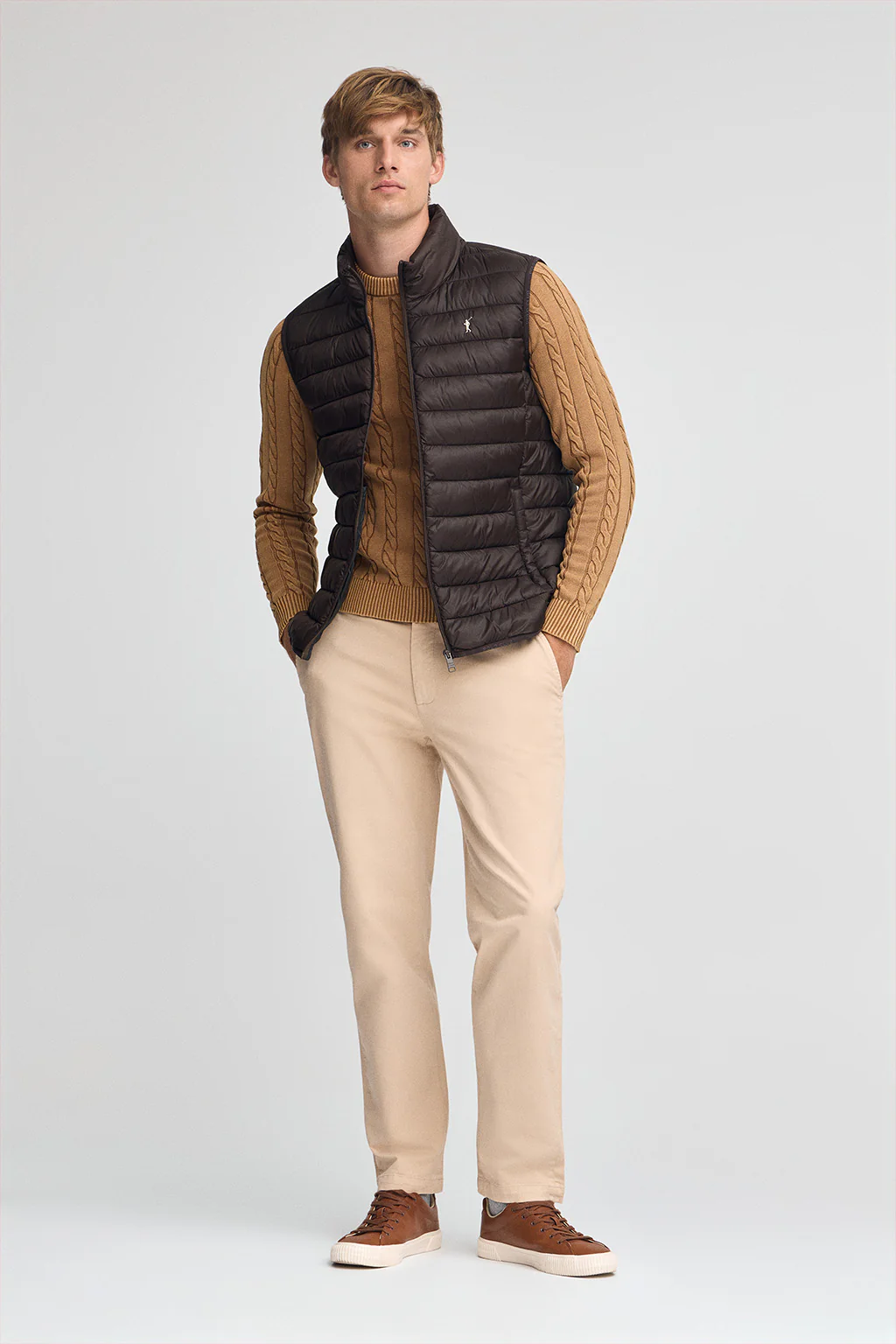 Chaleco ultralight chocolate oscuro con logo Rigby Go - Image 3