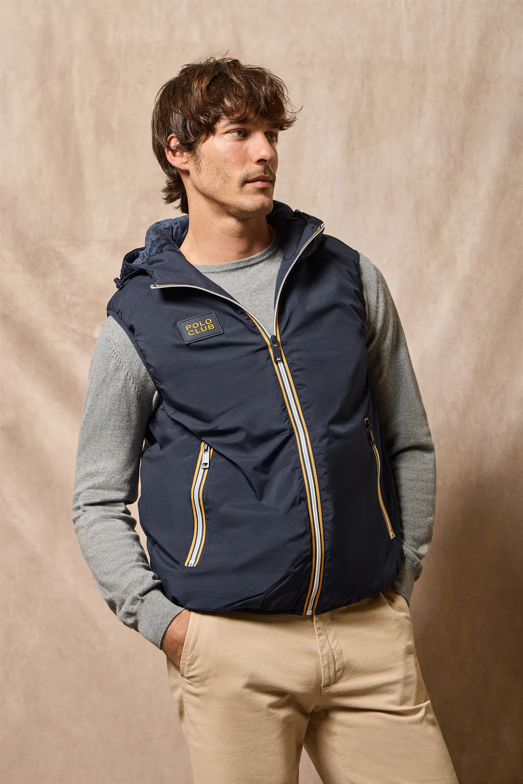 Chaleco azul marino ligero con capucha fija y detalles Polo Club - Image 4