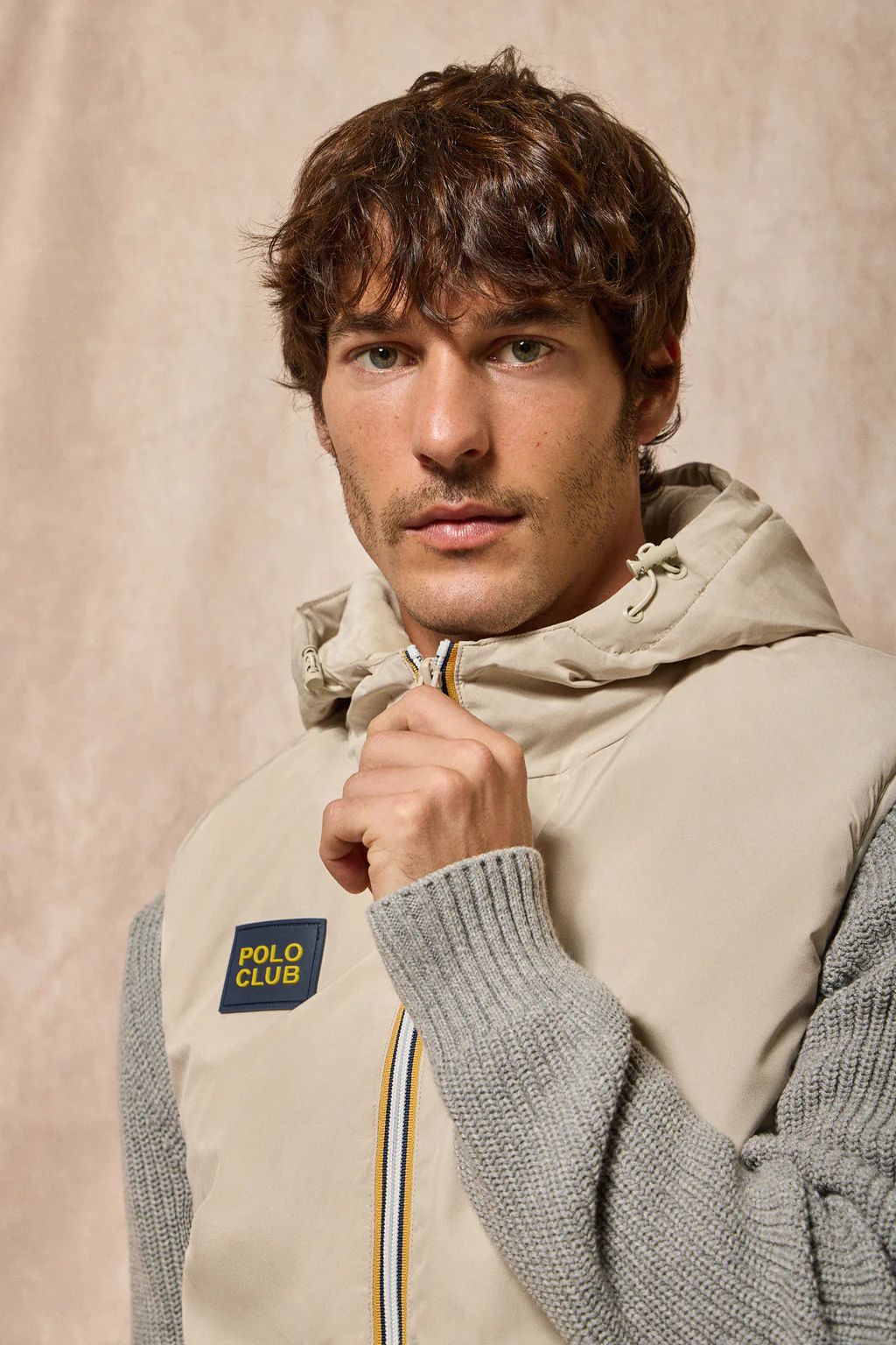 Chaleco beige ligero con capucha fija y detalles Polo Club - Image 2