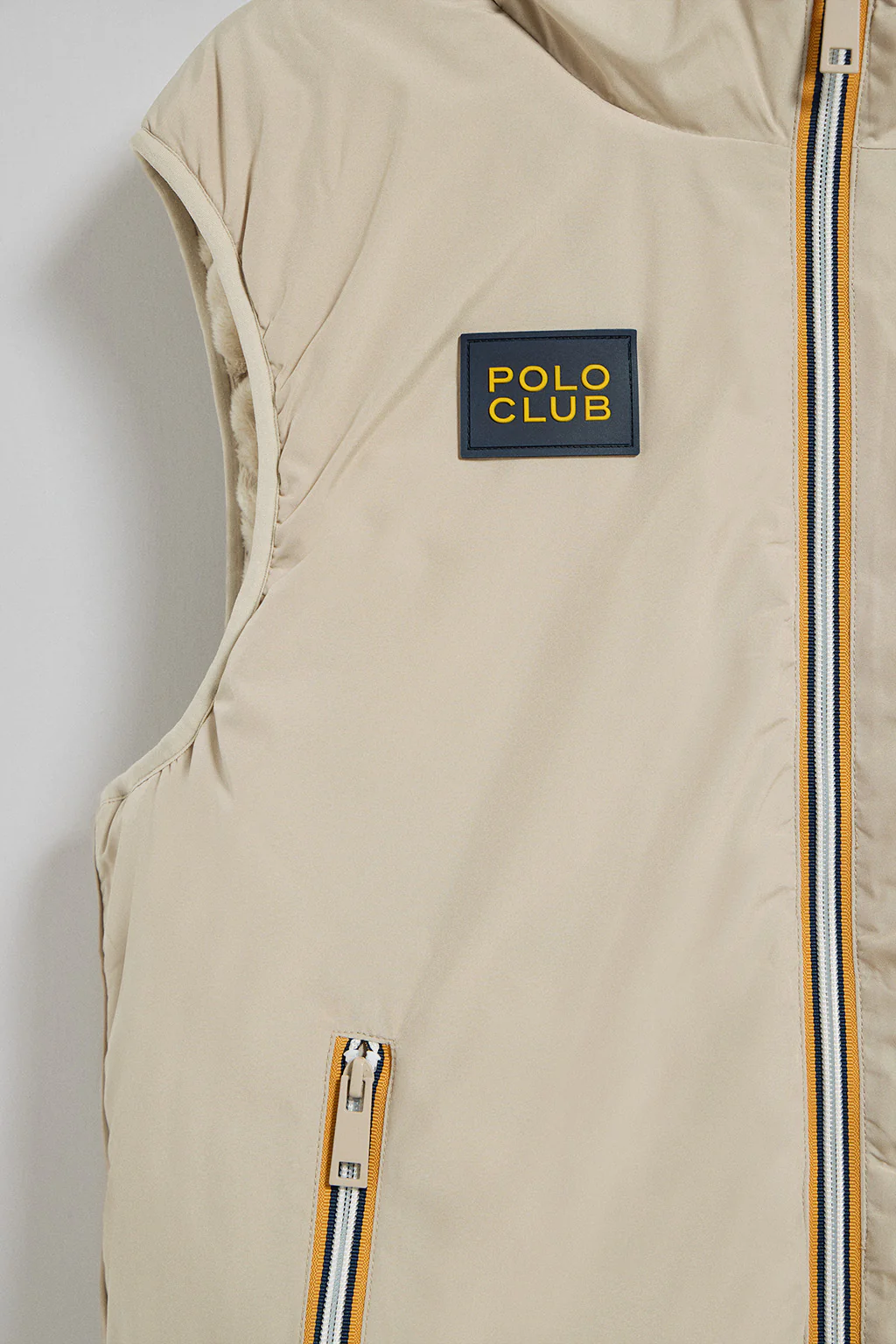 Chaleco beige ligero con capucha fija y detalles Polo Club - Image 9