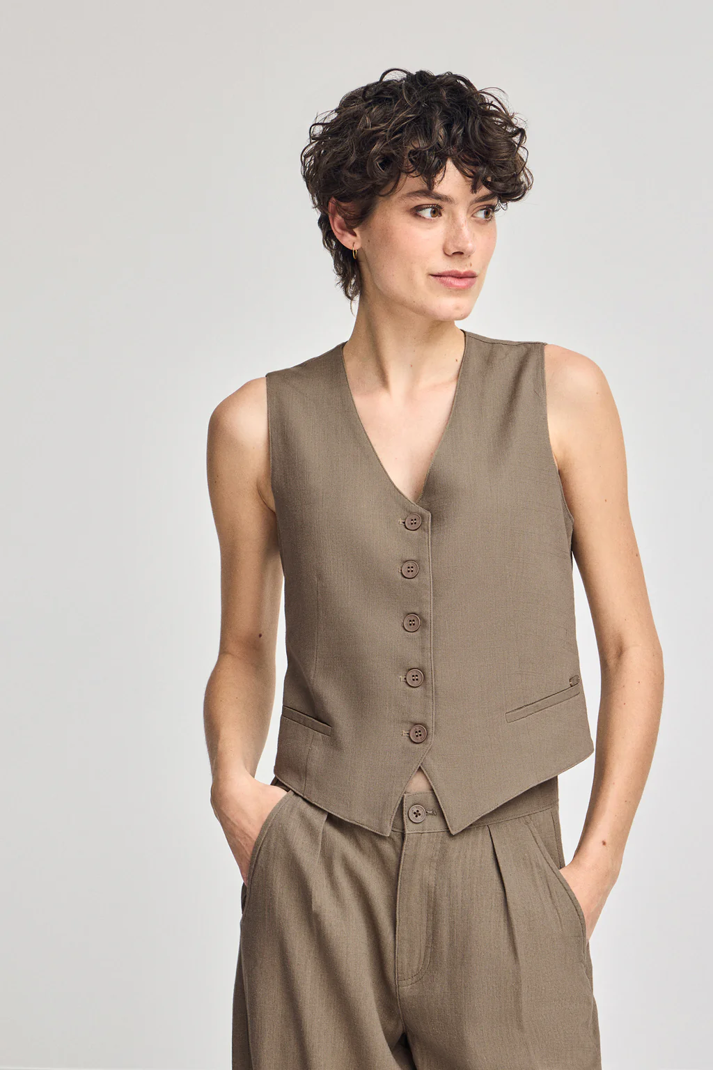 Chaleco Deia color taupe de algodón y lino con detalles Polo Club