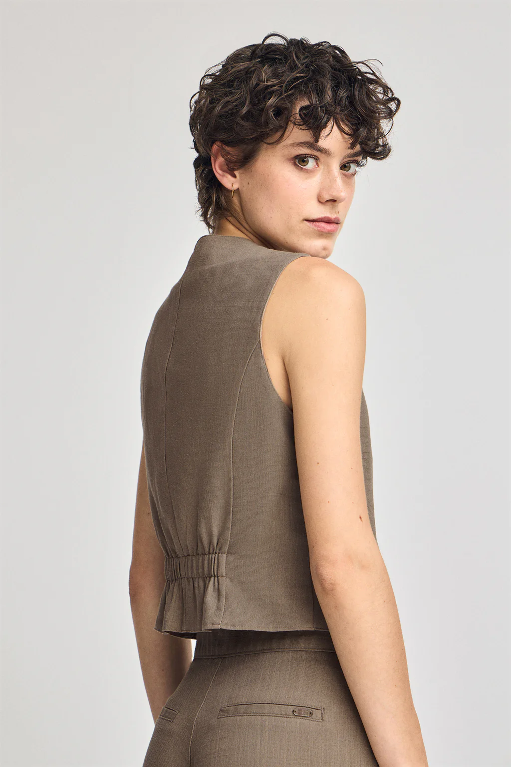 Chaleco Deia color taupe de algodón y lino con detalles Polo Club - Image 2