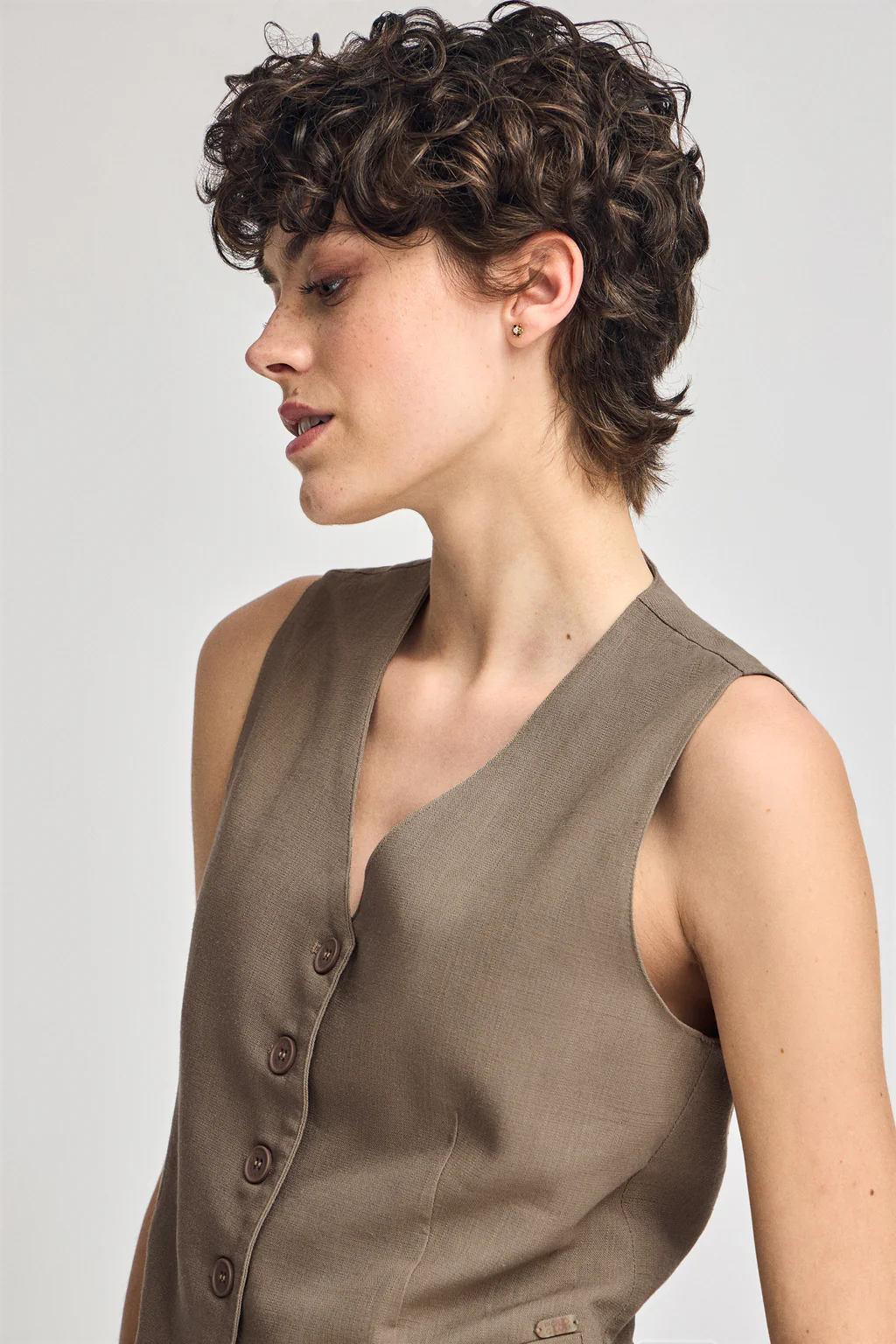 Chaleco Deia color taupe de algodón y lino con detalles Polo Club - Image 3