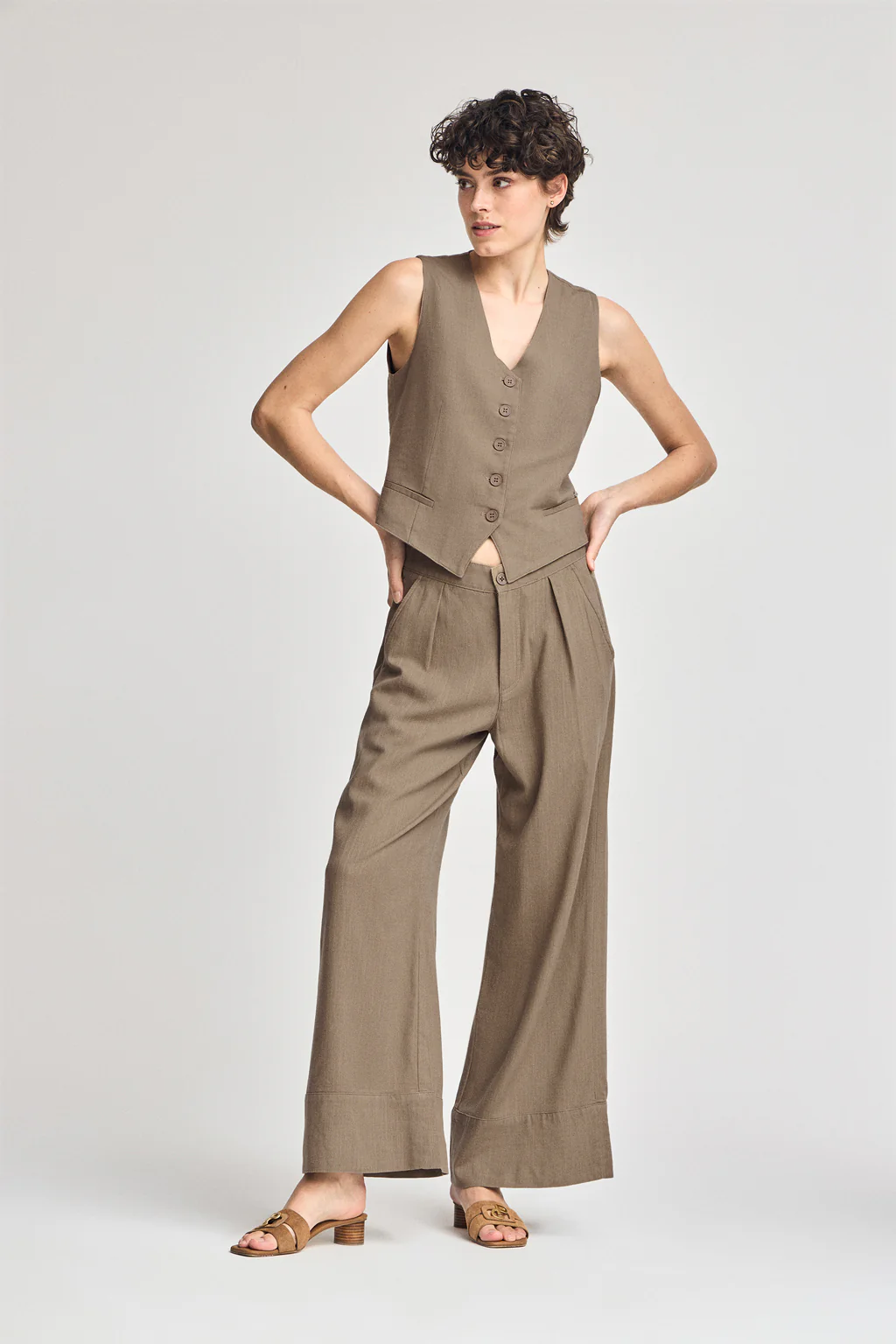 Chaleco Deia color taupe de algodón y lino con detalles Polo Club - Image 4