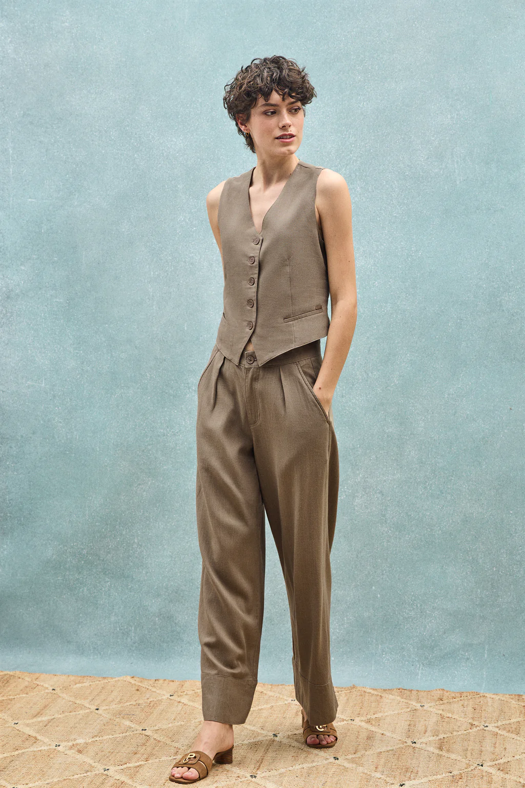 Chaleco Deia color taupe de algodón y lino con detalles Polo Club - Image 5