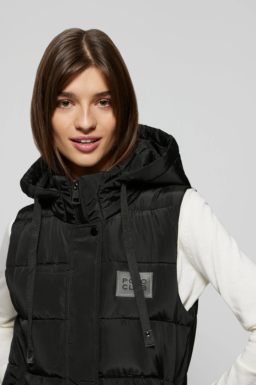 Chaleco negro con capucha y parche Polo Club