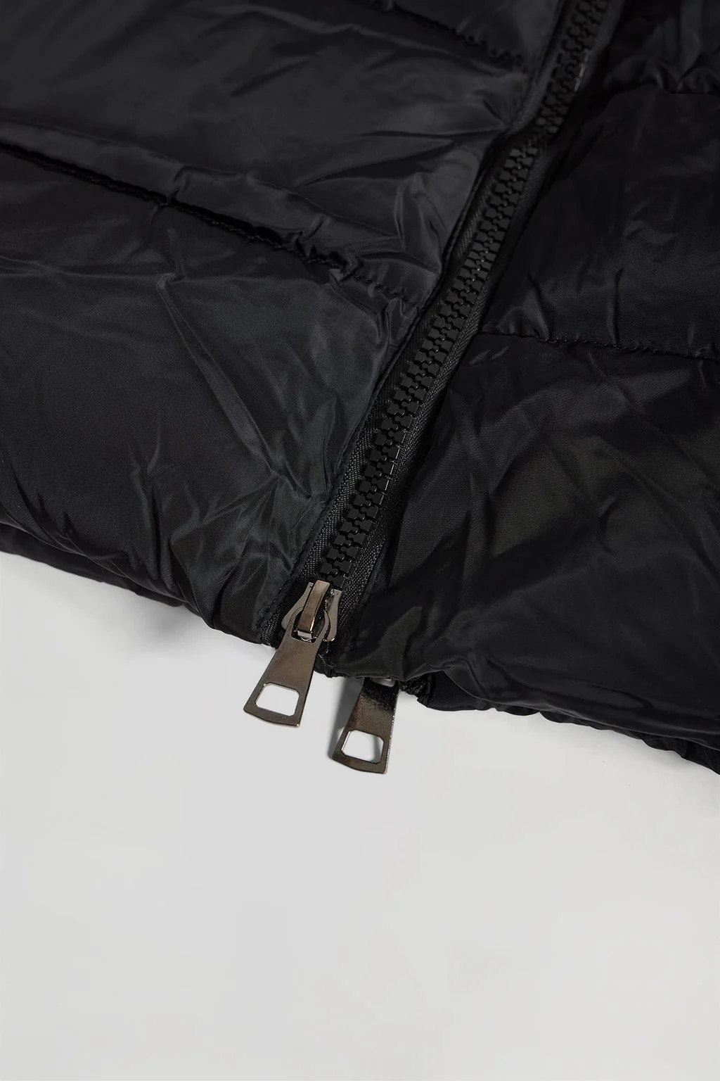 Chaleco negro con capucha y parche Polo Club - Image 7