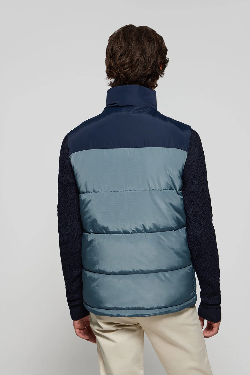 Chaleco acolchado azul denim de cuello elevado y parche con logo - Image 5