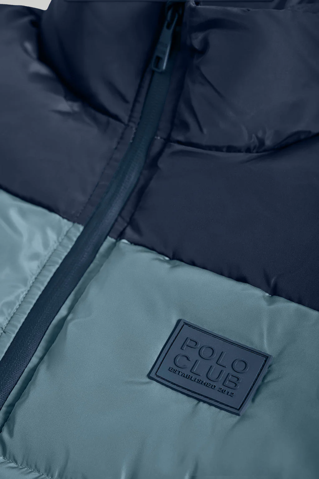 Chaleco acolchado azul denim de cuello elevado y parche con logo - Image 7
