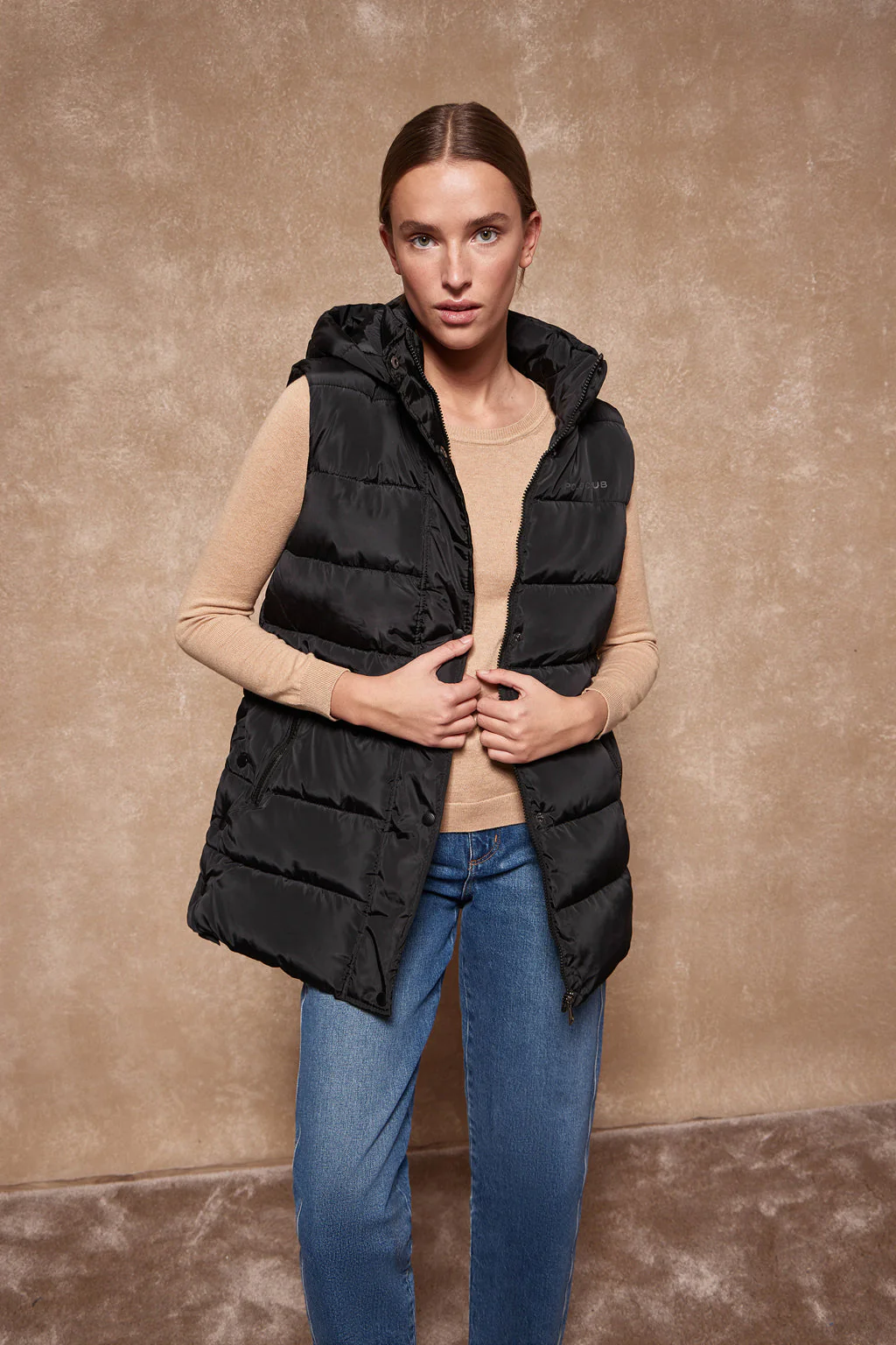 Chaleco negro acolchado con capucha y print Polo Club - Image 5