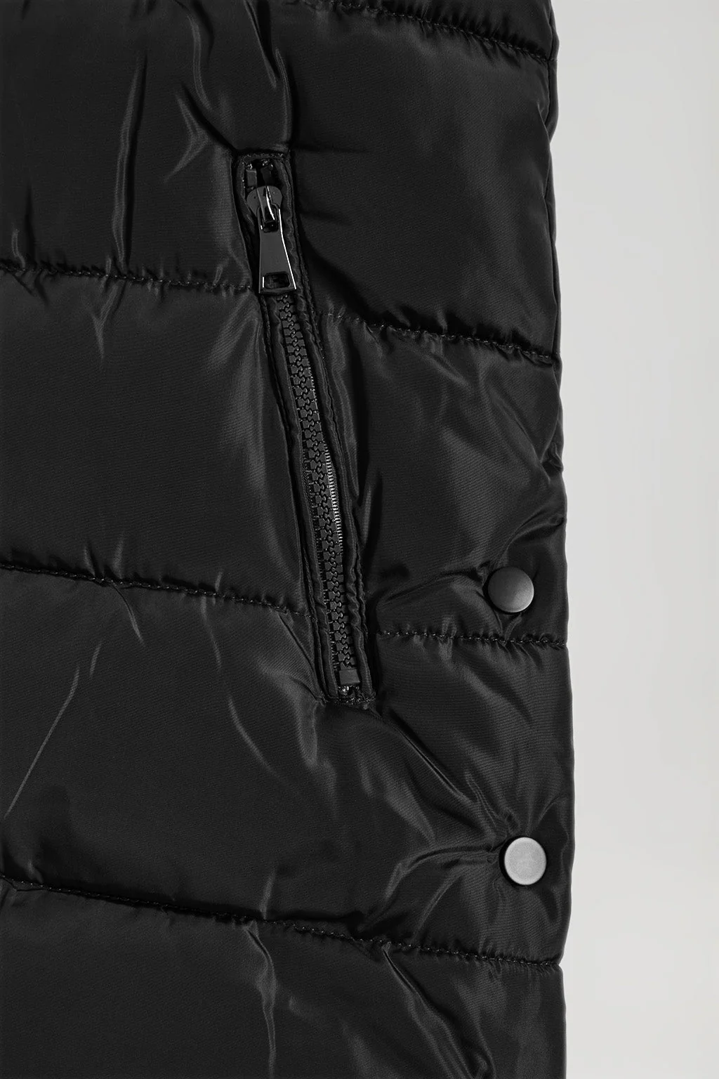 Chaleco negro acolchado con capucha y print Polo Club - Image 9