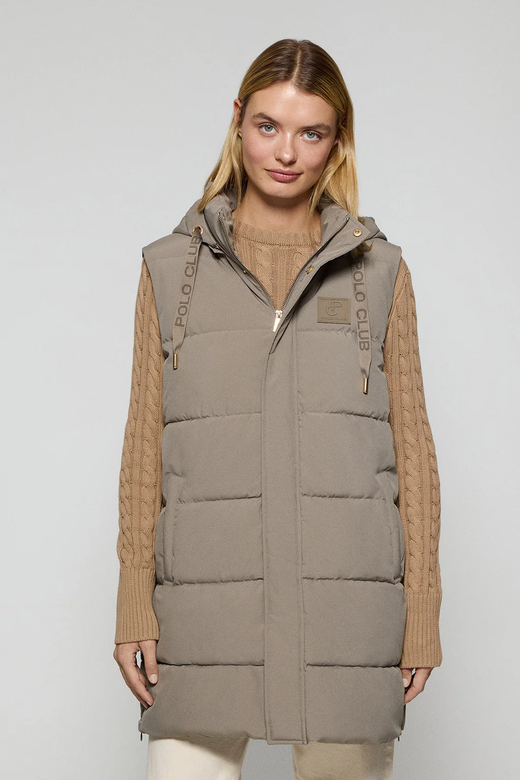 Chaleco color taupe Tokio de capucha extraíble y detalles Polo Club