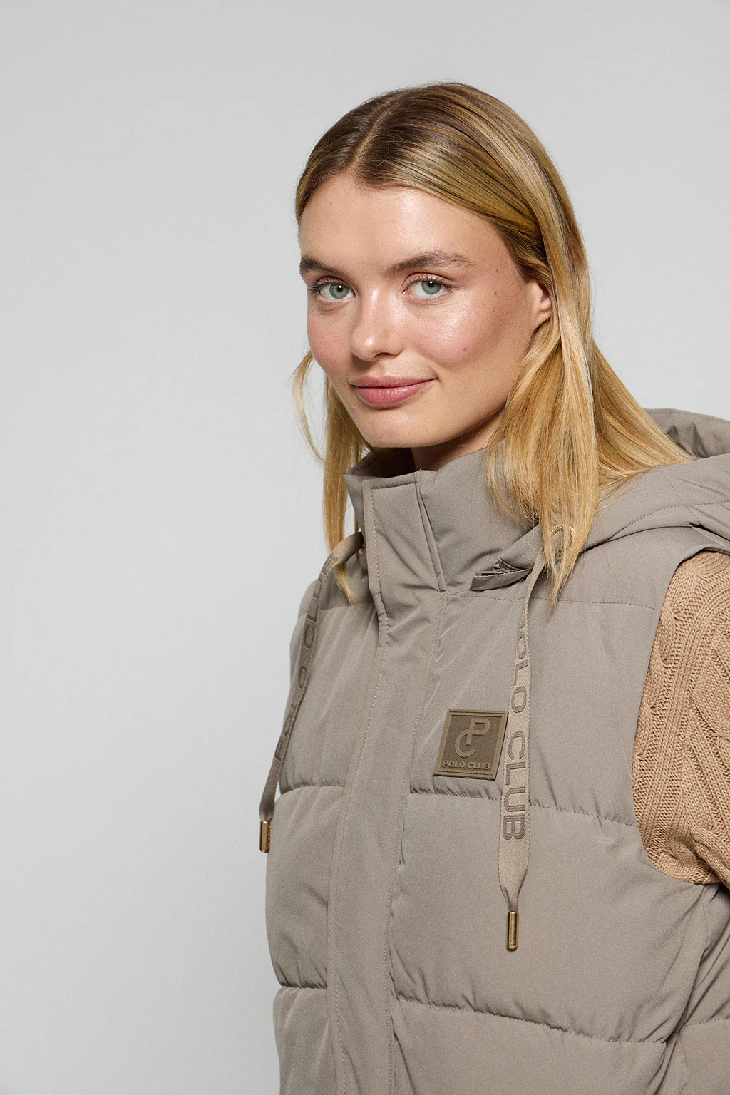 Chaleco color taupe Tokio de capucha extraíble y detalles Polo Club - Image 2