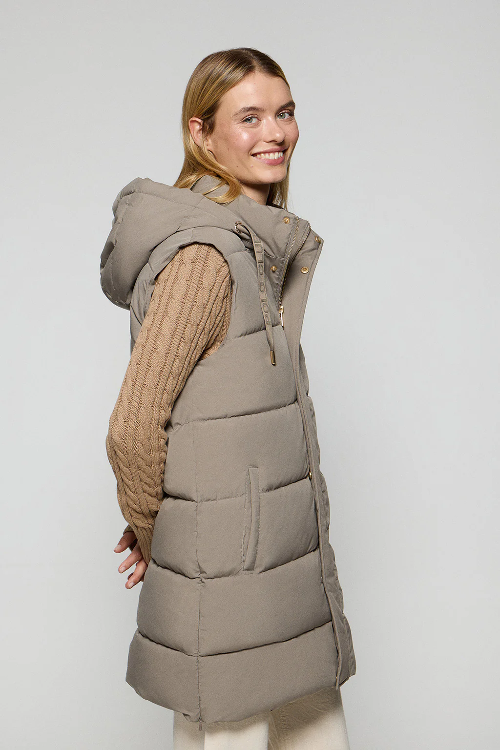 Chaleco color taupe Tokio de capucha extraíble y detalles Polo Club - Image 4