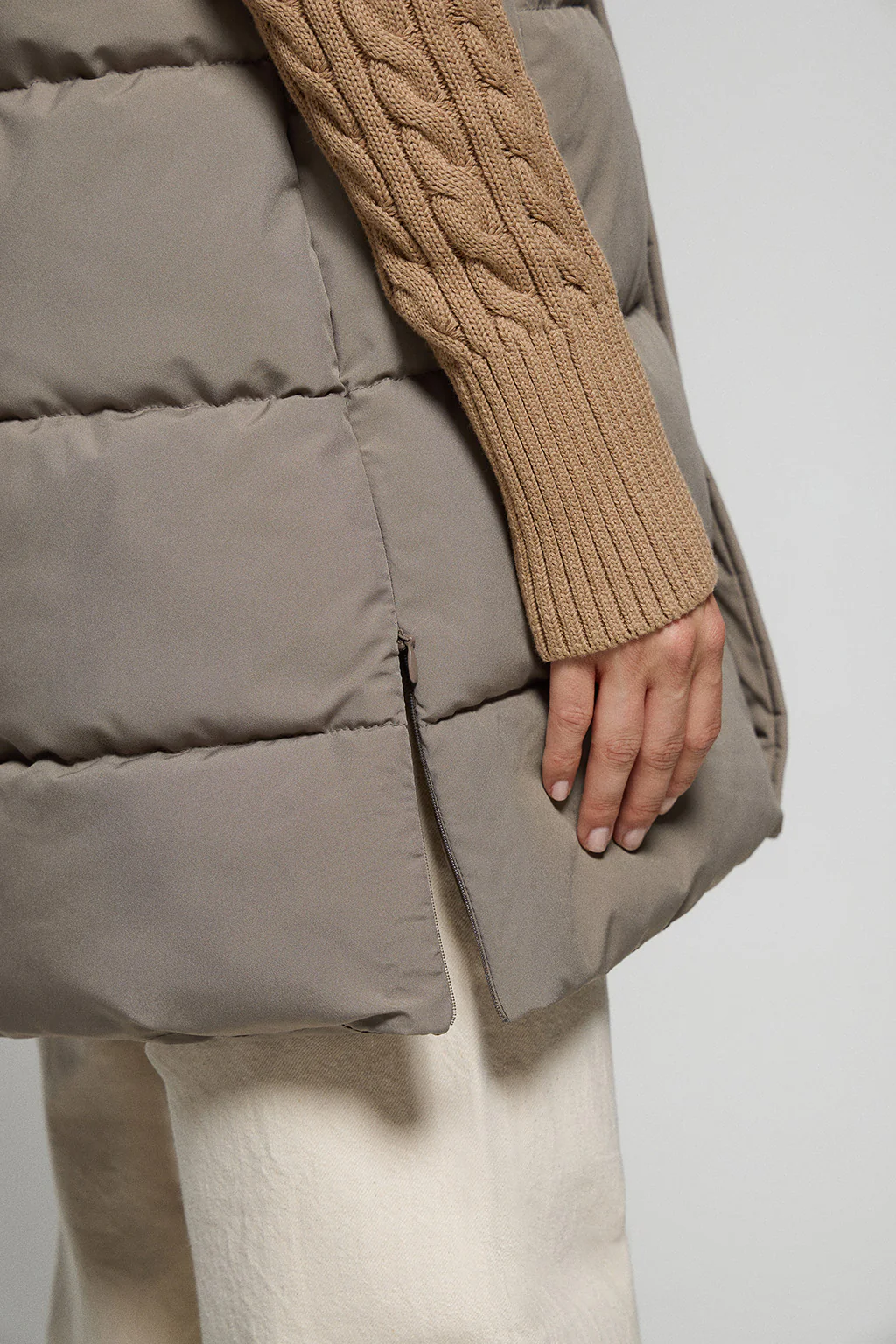 Chaleco color taupe Tokio de capucha extraíble y detalles Polo Club - Image 5