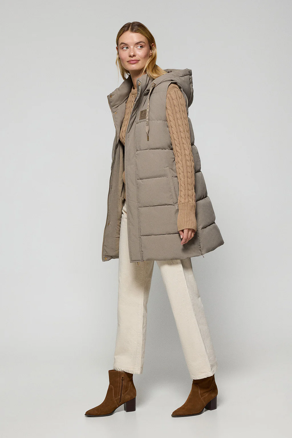 Chaleco color taupe Tokio de capucha extraíble y detalles Polo Club - Image 6