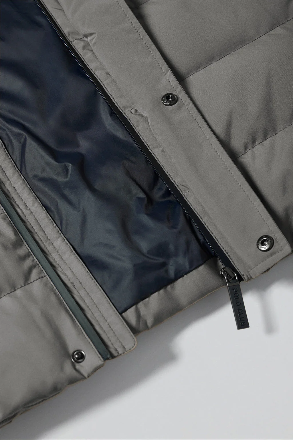 Abrigo gris asfalto Aspen acolchado de capucha fija y detalles Polo Club - Image 10