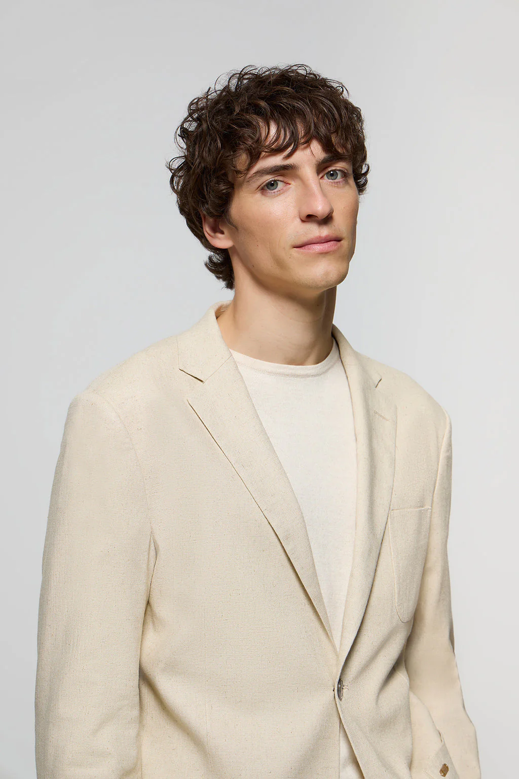 Blazer de lino color arena abotonada con detalles Polo Club - Image 4