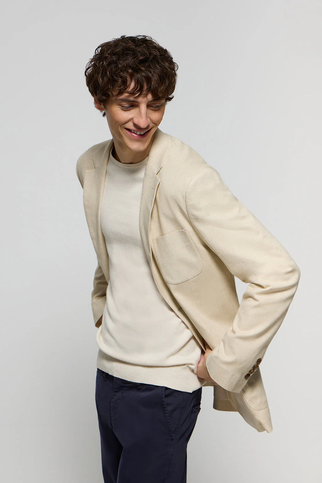 Blazer de lino color arena abotonada con detalles Polo Club - Image 5