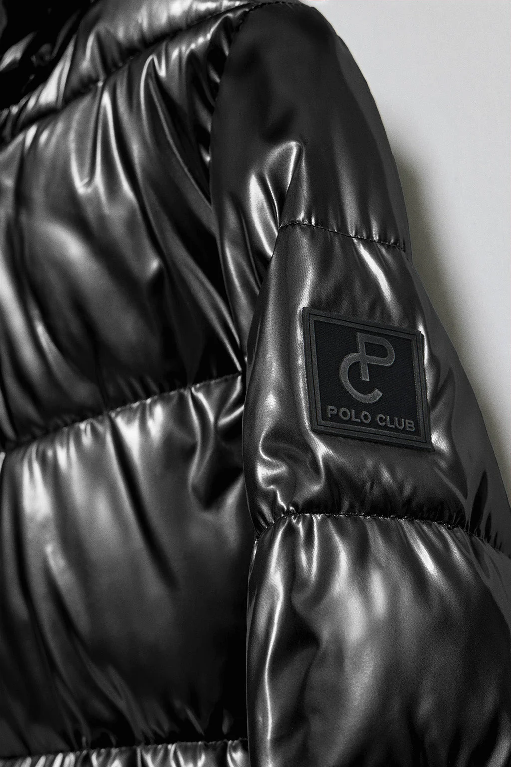 Abrigo negro metalizado Catele de capucha fija y detalles Polo Club - Image 8