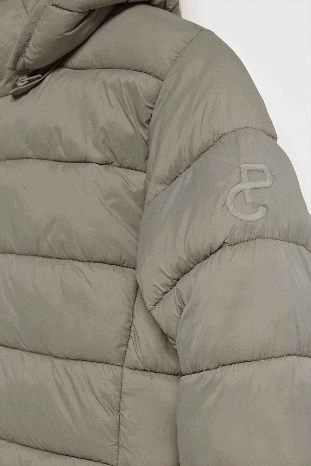 Abrigo ultralight color topo Cecilia de capucha extraíble y bordado PC - Image 13