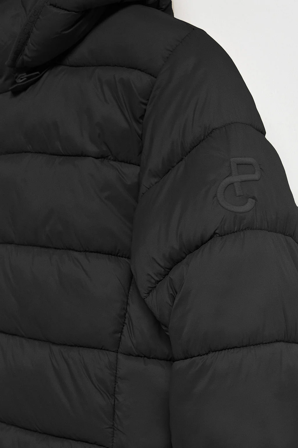 Abrigo ultralight negro Cecilia de capucha extraíble y bordado PC - Image 8