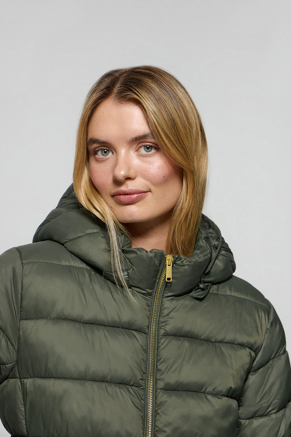 Abrigo ultralight verde Cecilia de capucha extraíble y bordado PC - Image 3