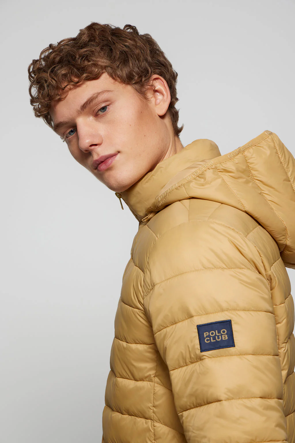 Chaqueta Charles ultralight color camel con capucha y logotipo Polo Club - Image 3