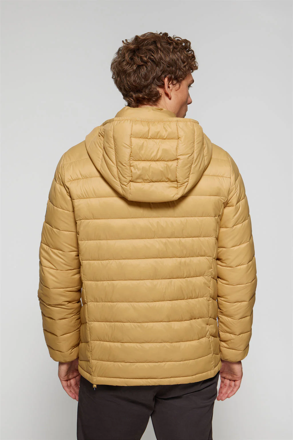 Chaqueta Charles ultralight color camel con capucha y logotipo Polo Club - Image 4