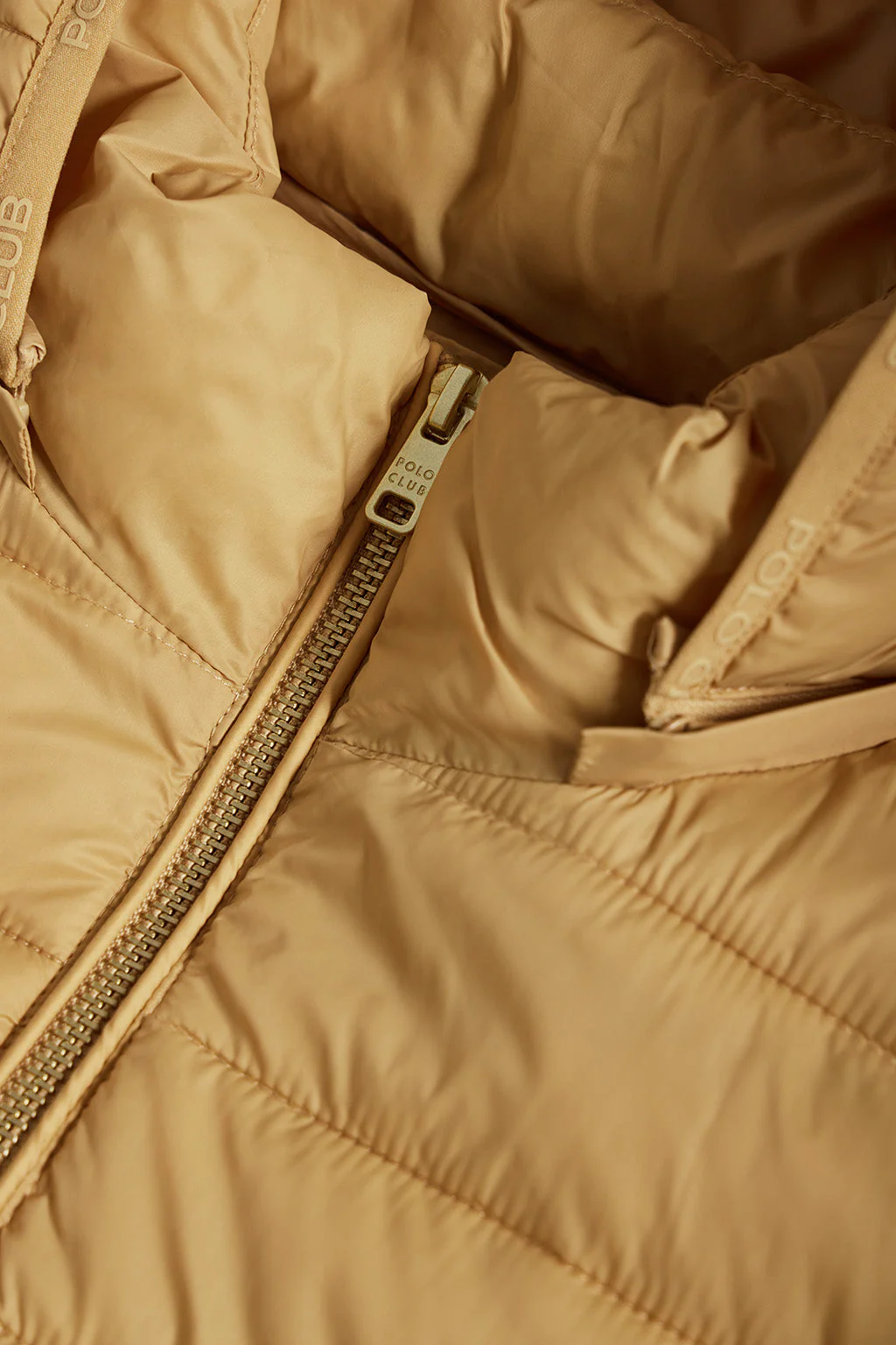 Chaqueta Charles ultralight color camel con capucha y logotipo Polo Club - Image 6