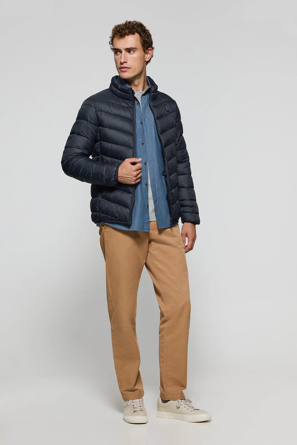 Chaqueta Chase ultralight azul marino con parche Rigby Go - Image 3