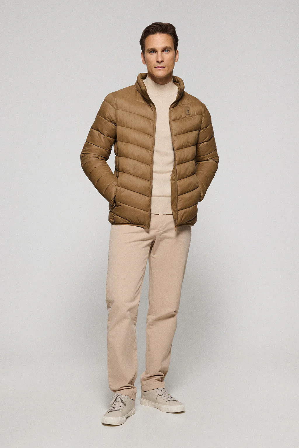 Chaqueta Chase ultralight color camel con parche Rigby Go - Image 3