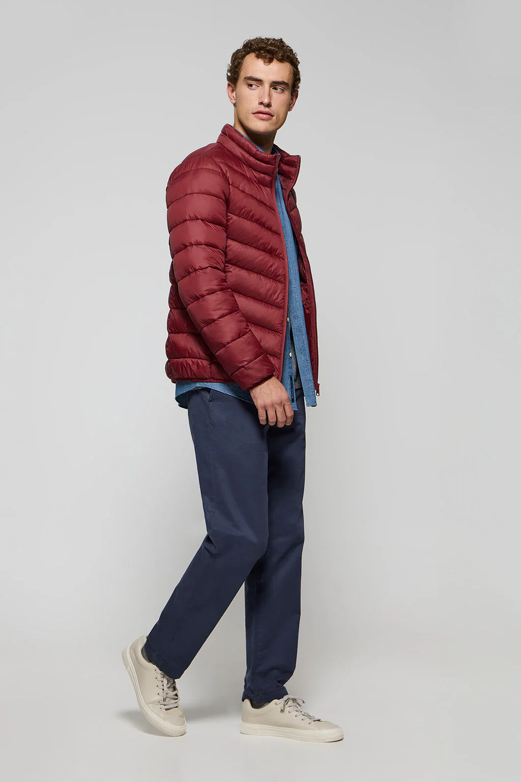 Chaqueta Chase ultralight color granate con parche Rigby Go - Image 3