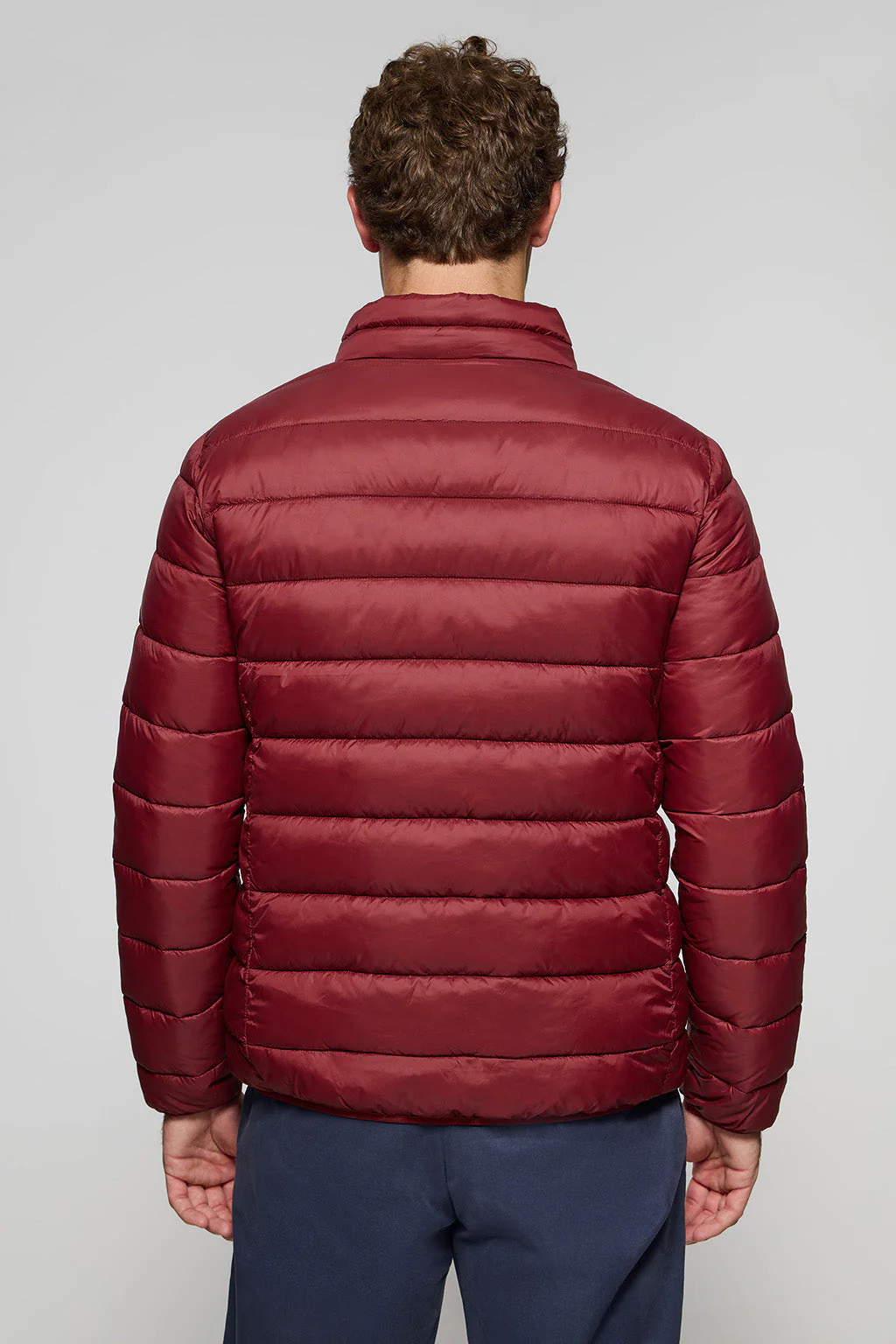 Chaqueta Chase ultralight color granate con parche Rigby Go - Image 4