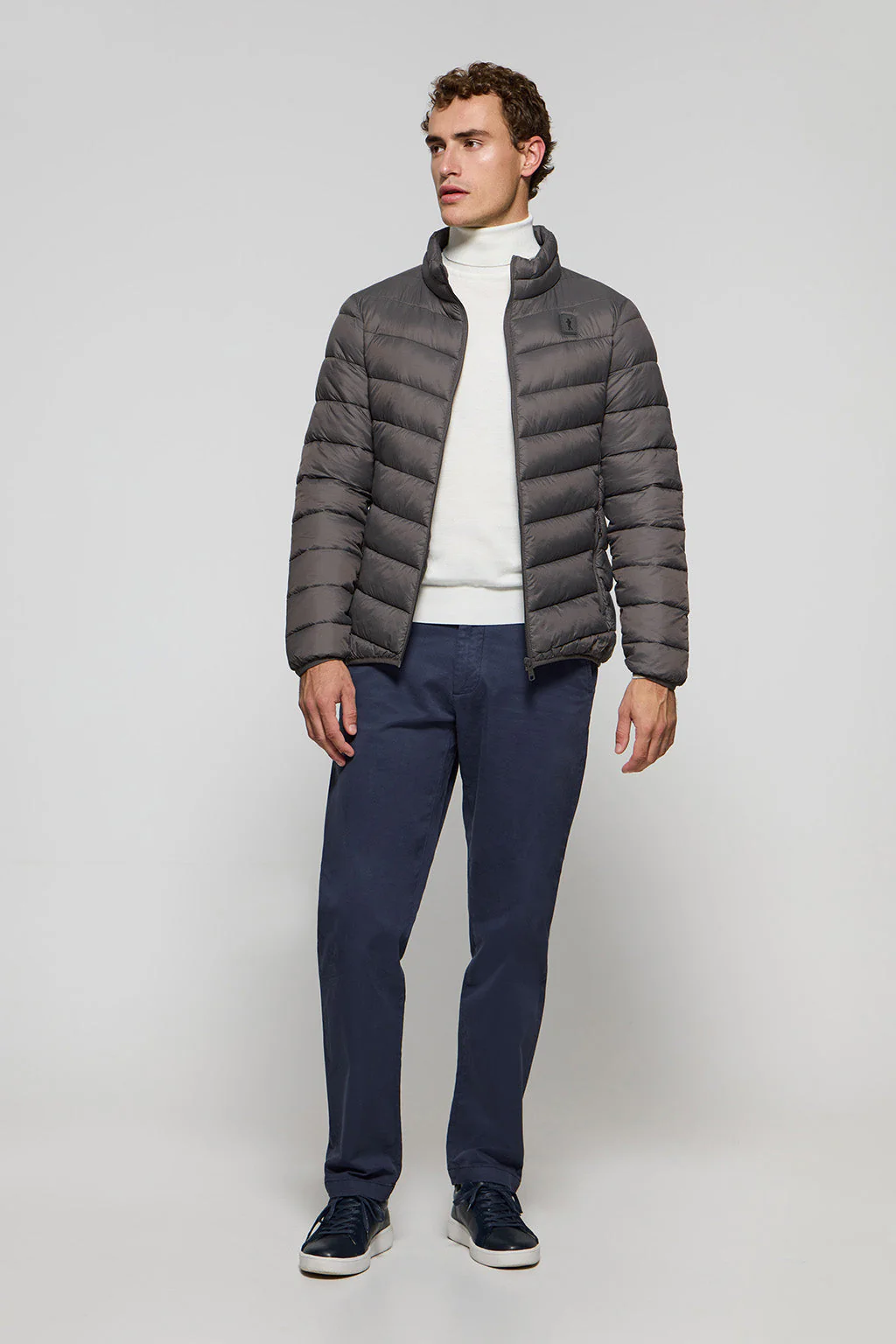 Chaqueta Chase ultralight gris oscuro con parche Rigby Go - Image 3