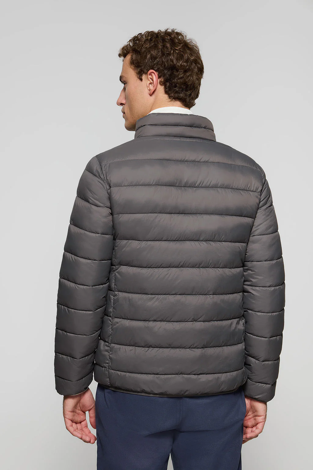 Chaqueta Chase ultralight gris oscuro con parche Rigby Go - Image 4