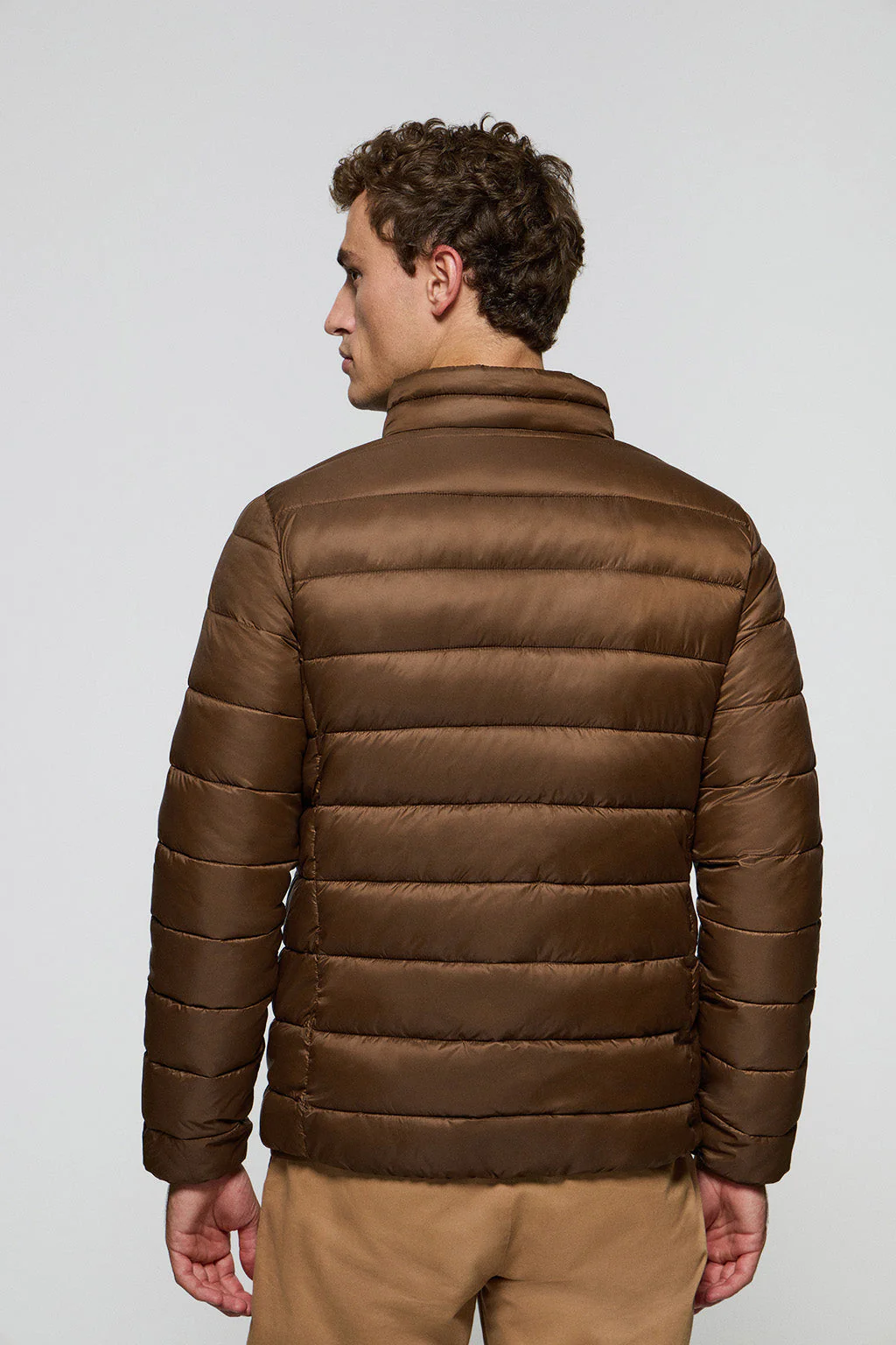 Chaqueta Chase ultralight marrón con parche Rigby Go - Image 4