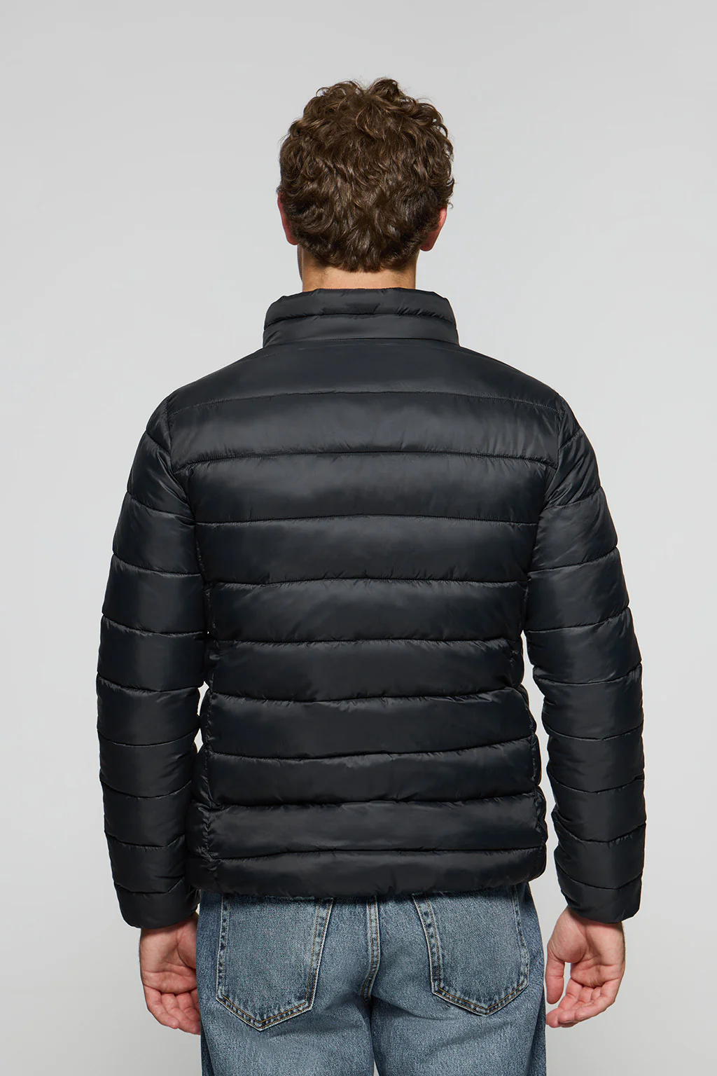 Chaqueta Chase ultralight negra con parche Rigby Go - Image 4