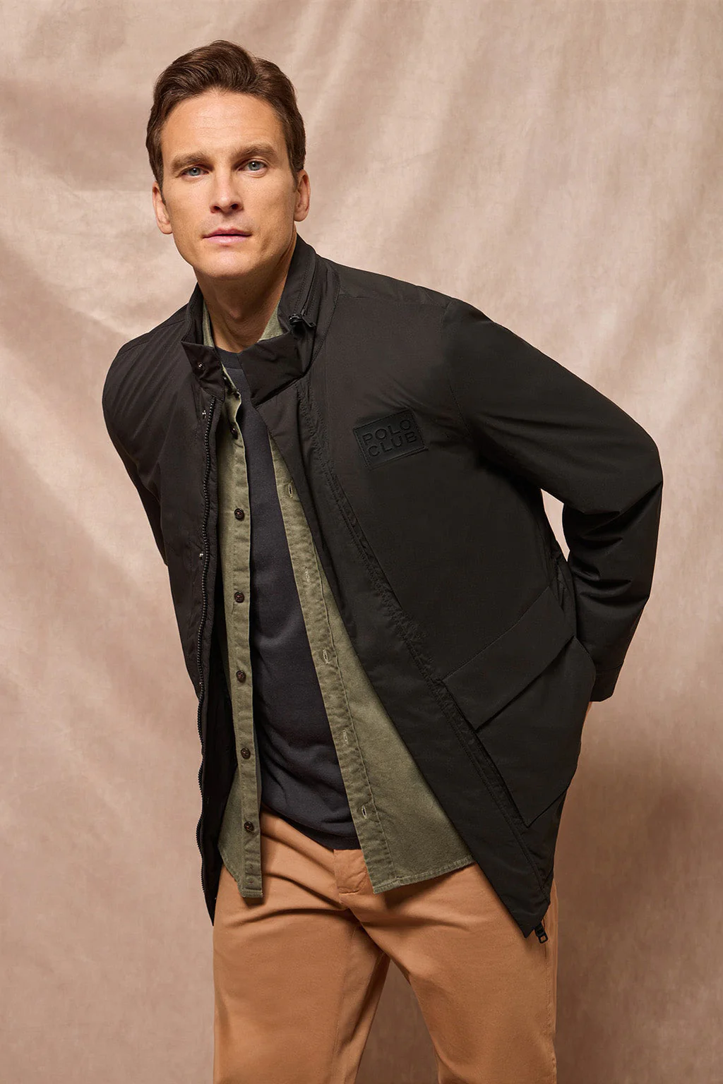Parka ligera Chelsea color negro con parche logotipado - Image 4