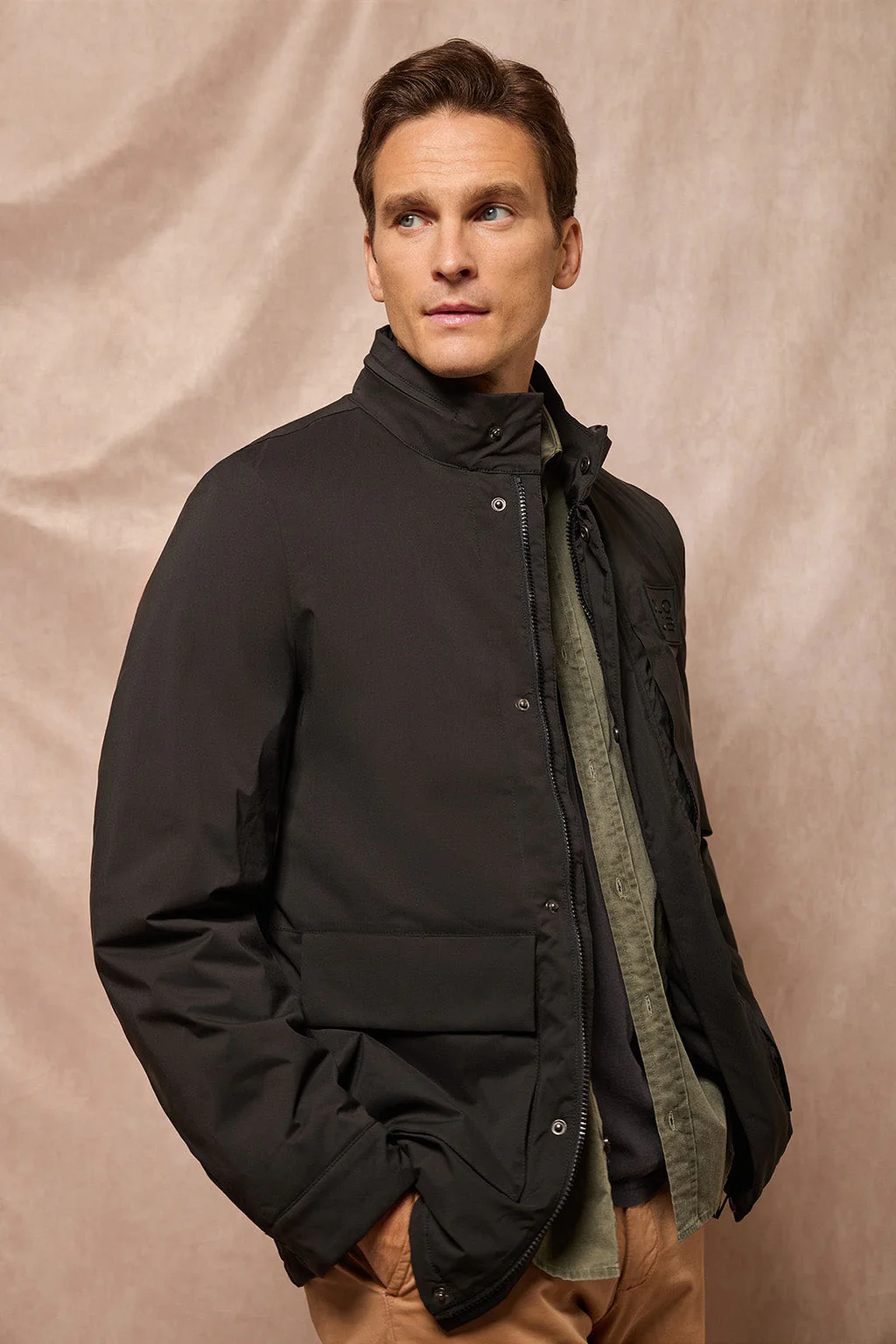 Parka ligera Chelsea color negro con parche logotipado - Image 5
