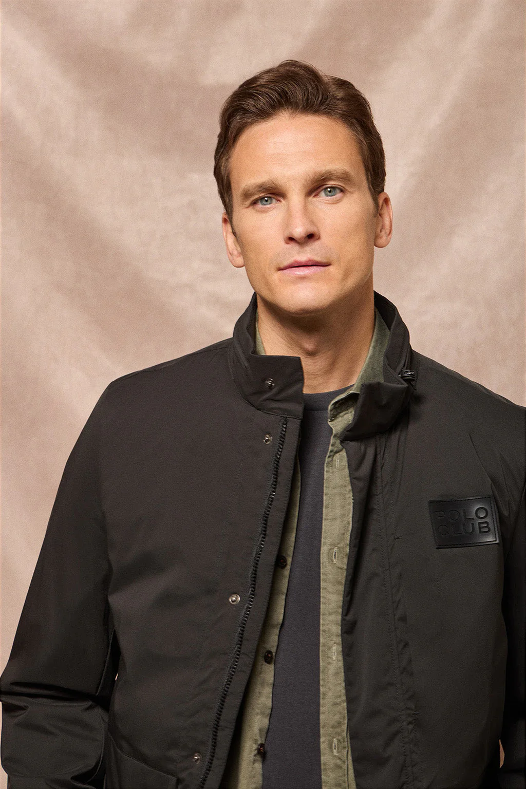 Parka ligera Chelsea color negro con parche logotipado - Image 6