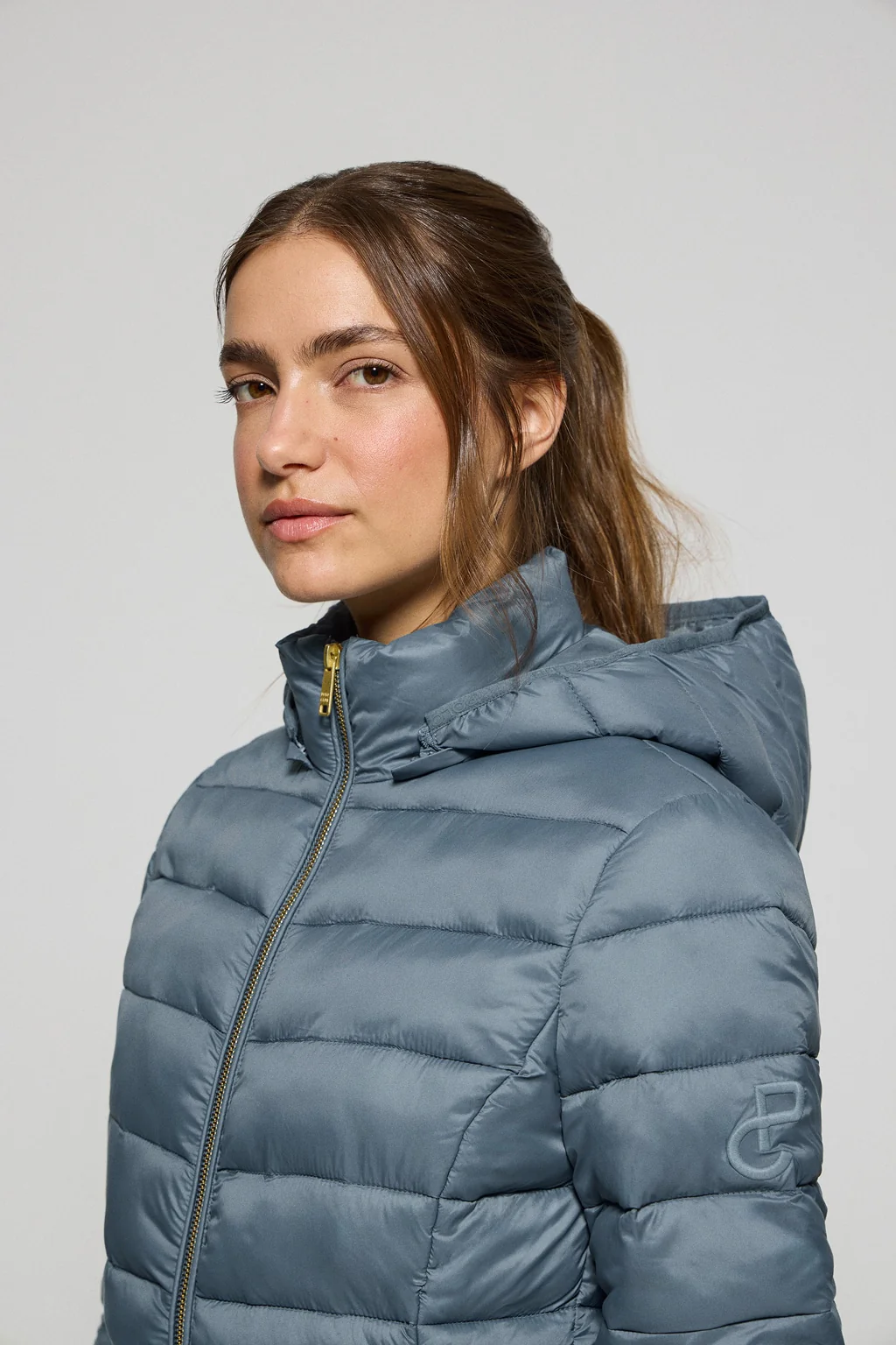 Chaqueta ultralight azul denim Cintia de capucha extraíble y bordado PC - Image 3