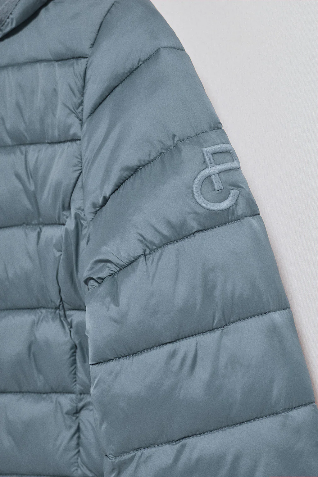 Chaqueta ultralight azul denim Cintia de capucha extraíble y bordado PC - Image 9