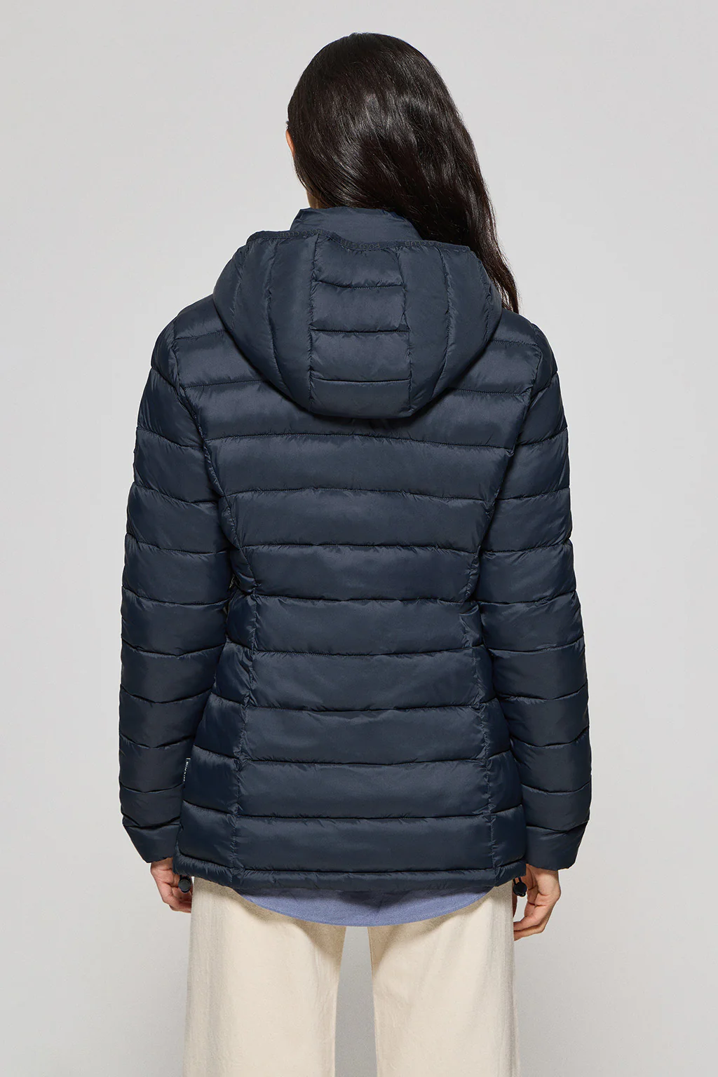 Chaqueta ultralight azul marino Cintia de capucha extraíble y bordado PC - Image 2